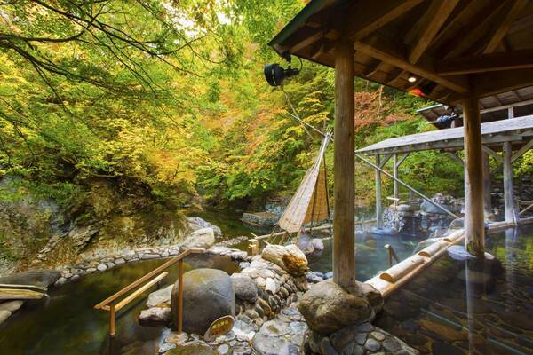 紅葉を楽しむ秋の夜！仙台・作並温泉「湯神神社ライトアップナイト」で心癒される体験を