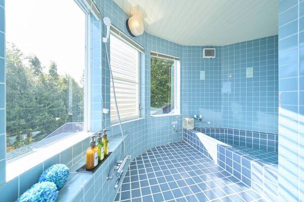 伊豆の高台から海と街を見下ろす温泉付貸別荘「スイートヴィラ 伊豆高原オーシャンテラス」2月9日に開業