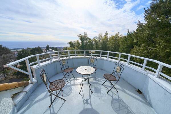 伊豆の高台から海と街を見下ろす温泉付貸別荘「スイートヴィラ 伊豆高原オーシャンテラス」2月9日に開業