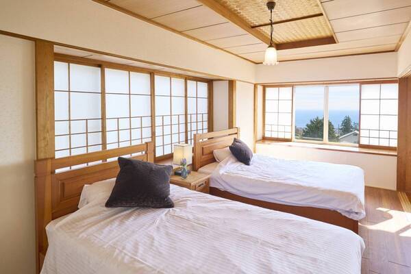 伊豆の高台から海と街を見下ろす温泉付貸別荘「スイートヴィラ 伊豆高原オーシャンテラス」2月9日に開業