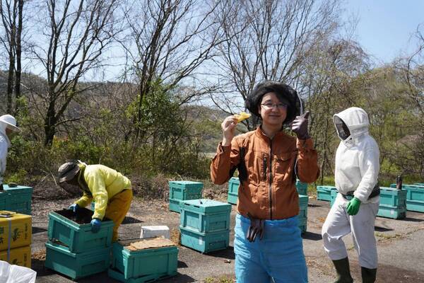 2024年最初のはちみつを“採れたて 5 日”で新発売 ハニーハンターが大阪で直接買い付けた「新蜜」 さくら蜂蜜をフレッシュなローハニー（生蜂蜜）で食べてみて