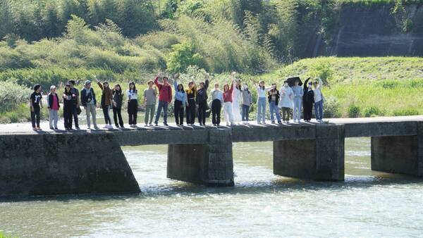 大阪国際大学・大阪国際大学短期大学部の学生が高級ブランド茶を生産する京都府南山城村中窪製茶園で出品茶摘みに協力