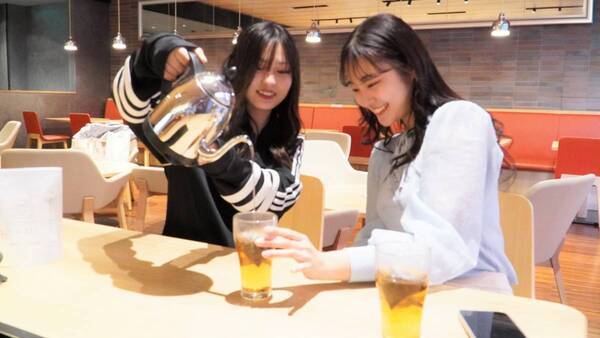 大阪国際大学・大阪国際大学短期大学部の学生が高級ブランド茶を生産する京都府南山城村中窪製茶園で出品茶摘みに協力