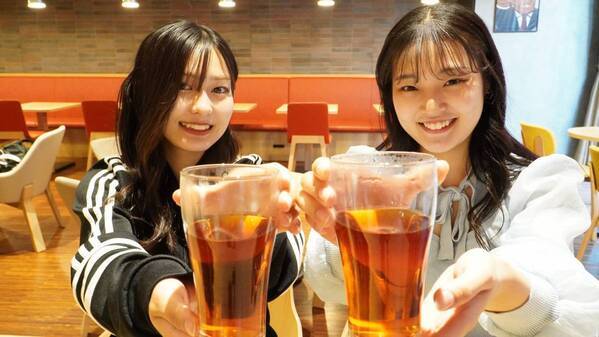 大阪国際大学・大阪国際大学短期大学部の学生が高級ブランド茶を生産する京都府南山城村中窪製茶園で出品茶摘みに協力