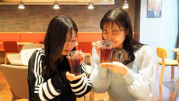 大阪国際大学・大阪国際大学短期大学部の学生が高級ブランド茶を生産する京都府南山城村中窪製茶園で出品茶摘みに協力