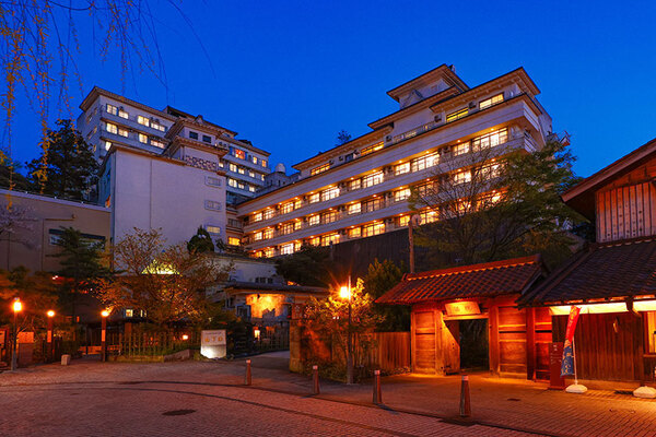 大江戸温泉物語が展開する和モダン温泉宿 【大江戸温泉物語Premium 山下家】が4月22日、石川県加賀市にリニューアルオープン