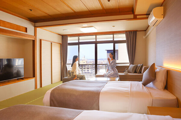 大江戸温泉物語が展開する和モダン温泉宿 【大江戸温泉物語Premium 山下家】が4月22日、石川県加賀市にリニューアルオープン