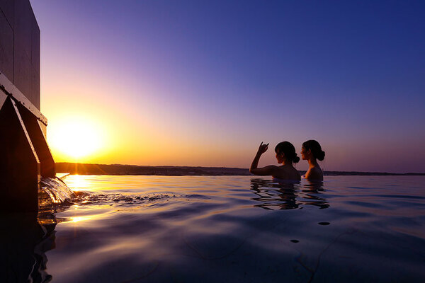 大江戸温泉物語が展開する和モダン温泉宿 【大江戸温泉物語Premium 山下家】が4月22日、石川県加賀市にリニューアルオープン