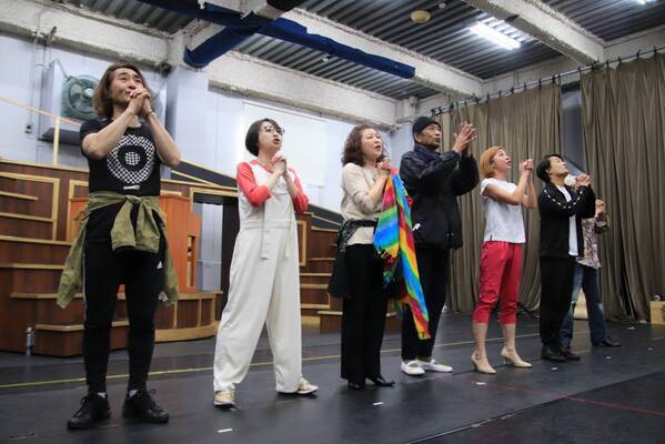 ブロードウェイミュージカル「クラスアクト」稽古場取材会開催!!コーラスラインの作詞家、エド・クレバン役の筧利夫「見どころはコーラスラインを踊るシーン」