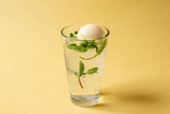 京都駅前スグ 京都タワーサンド、詩人 最果タヒ氏の京都市芸術新人賞・京都府文化奨励賞のダブル受賞と新刊『無人島には水と漫画とアイスクリーム』出版を記念したコラボキャンペーンを大垣書店と共に開催