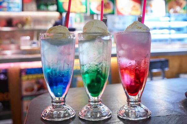 京都駅前スグ 京都タワーサンド、詩人 最果タヒ氏の京都市芸術新人賞・京都府文化奨励賞のダブル受賞と新刊『無人島には水と漫画とアイスクリーム』出版を記念したコラボキャンペーンを大垣書店と共に開催