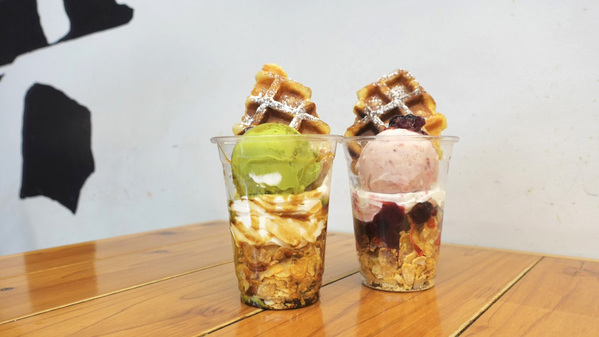 京都駅前スグ 京都タワーサンド、詩人 最果タヒ氏の京都市芸術新人賞・京都府文化奨励賞のダブル受賞と新刊『無人島には水と漫画とアイスクリーム』出版を記念したコラボキャンペーンを大垣書店と共に開催