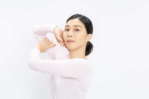 ～発売前にAmazonメイクアップ売れ筋ランキング1位！～『予約の取れないセラピストの 骨格小顔1分メソッド』3/15発売