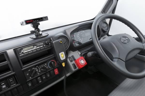 累計出荷台数が3200台を超える。車載型飲酒運転防止システム『呼気吹き込み式アルコール・インターロック装置』2023年度出荷実績と普及状況