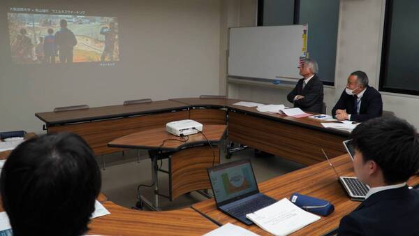 大阪国際大学の学生が南山城村村長へ京都府補助金事業における実践的な活動のご報告―「南山城村ウォーキングコース開拓プロジェクト」ウエルネスウォーキングの効果検証の成果―