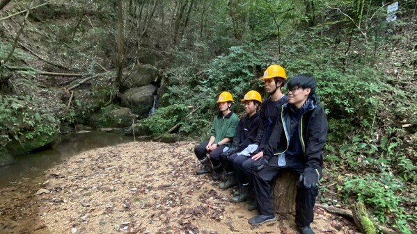大阪国際大学の学生が南山城村村長へ京都府補助金事業における実践的な活動のご報告―「南山城村ウォーキングコース開拓プロジェクト」ウエルネスウォーキングの効果検証の成果―
