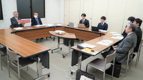 大阪国際大学の学生が南山城村村長へ京都府補助金事業における実践的な活動のご報告―「南山城村ウォーキングコース開拓プロジェクト」ウエルネスウォーキングの効果検証の成果―