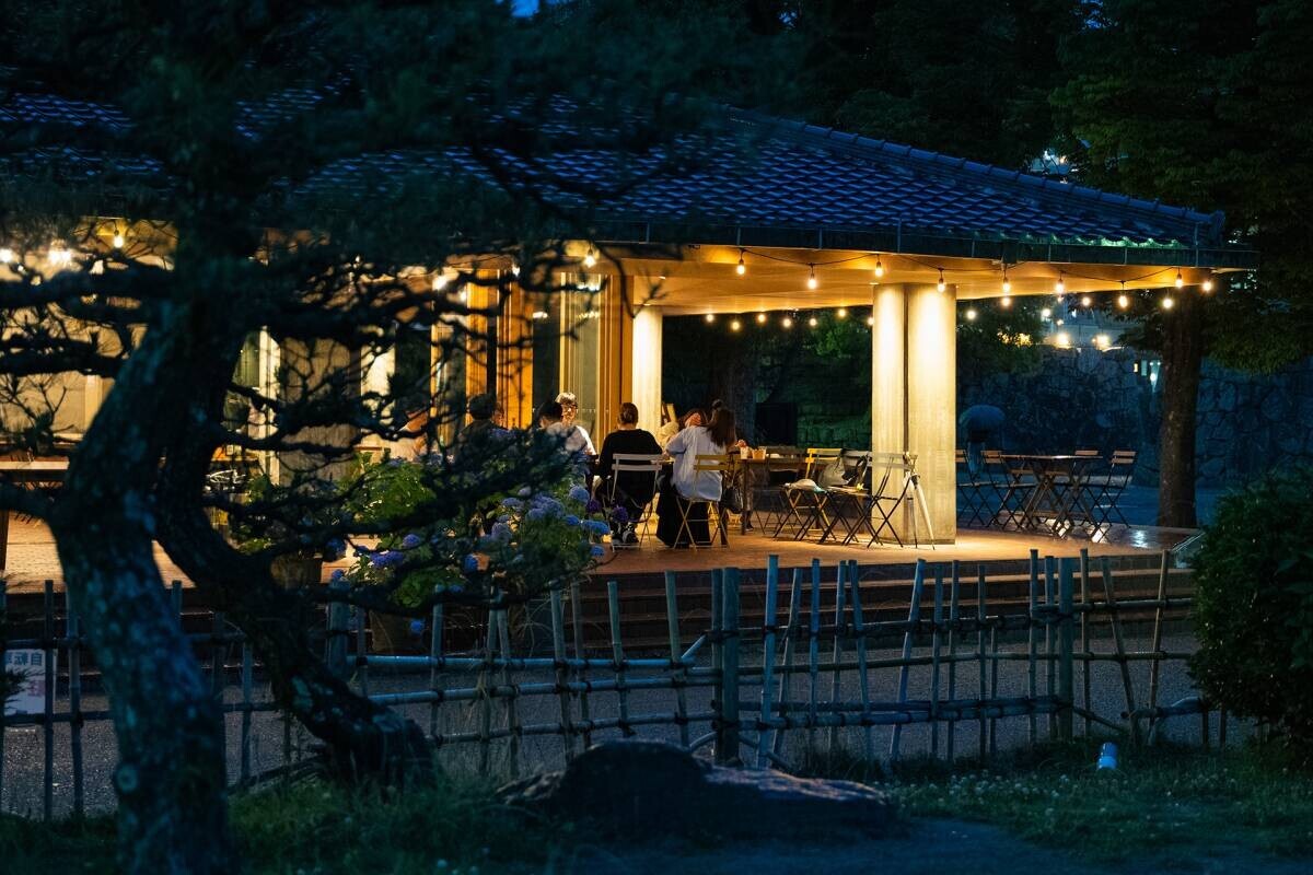 【BBQ＆Co】歴史と自然に囲まれた明石公園で楽しむ秋の味覚ビアガーデン「Autumn Garden」、9月1日スタート！紅葉の美しい季節に、特製スペアリブと多彩なBBQ料理を堪能