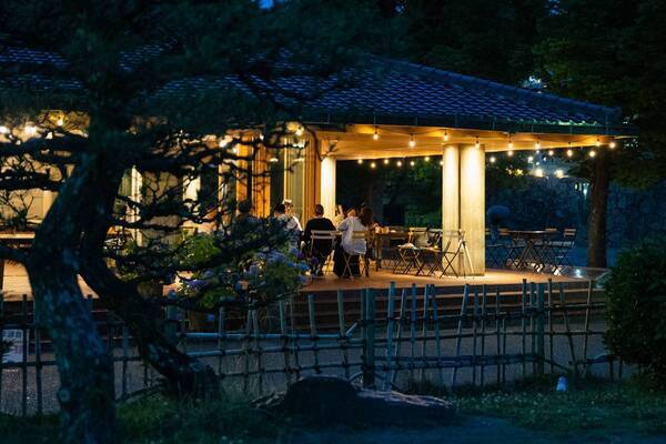 【BBQ＆Co】歴史と自然に囲まれた明石公園で楽しむ秋の味覚ビアガーデン「Autumn Garden」、9月1日スタート！紅葉の美しい季節に、特製スペアリブと多彩なBBQ料理を堪能