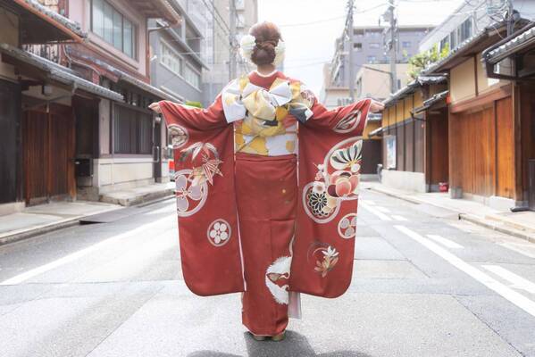 海外観光客（インバウンド）向け豪華振袖ロケーション撮影の販売開始。千枚以上の中からお気に入りの1着を選んで最高の思い出に