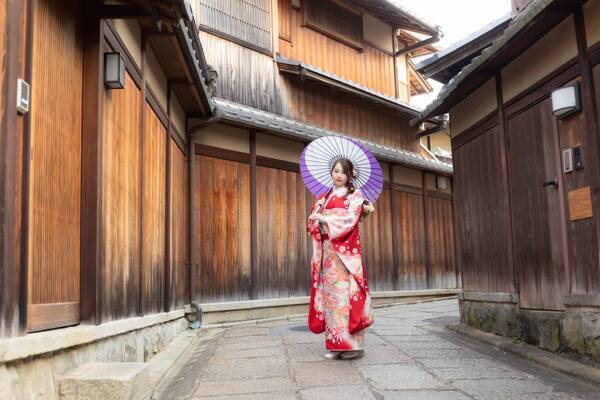 海外観光客（インバウンド）向け豪華振袖ロケーション撮影の販売開始。千枚以上の中からお気に入りの1着を選んで最高の思い出に