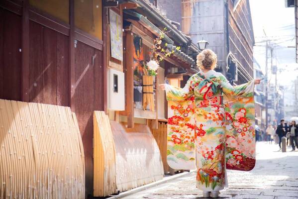 海外観光客（インバウンド）向け豪華振袖ロケーション撮影の販売開始。千枚以上の中からお気に入りの1着を選んで最高の思い出に