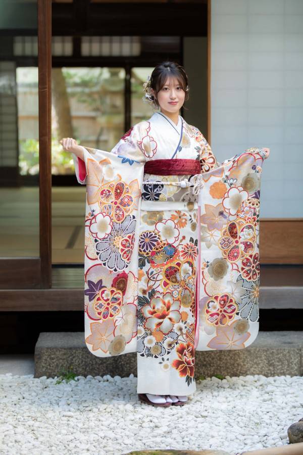 海外観光客（インバウンド）向け豪華振袖ロケーション撮影の販売開始。千枚以上の中からお気に入りの1着を選んで最高の思い出に