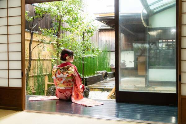 海外観光客（インバウンド）向け豪華振袖ロケーション撮影の販売開始。千枚以上の中からお気に入りの1着を選んで最高の思い出に