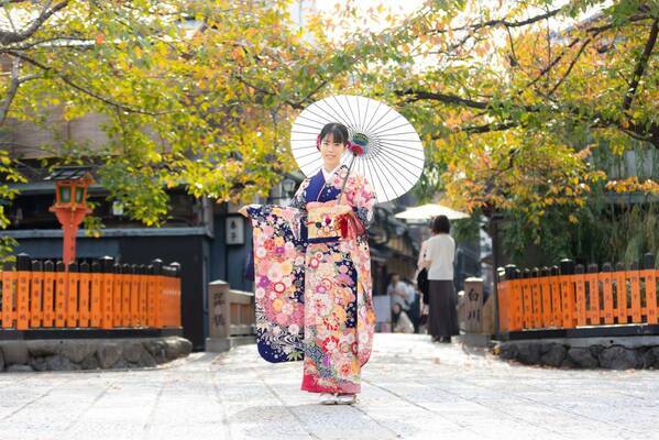 海外観光客（インバウンド）向け豪華振袖ロケーション撮影の販売開始。千枚以上の中からお気に入りの1着を選んで最高の思い出に