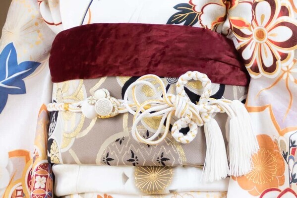 海外観光客（インバウンド）向け豪華振袖ロケーション撮影の販売開始。千枚以上の中からお気に入りの1着を選んで最高の思い出に