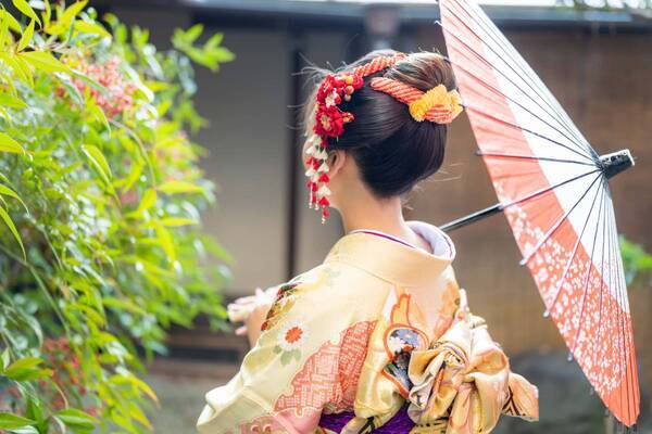 海外観光客（インバウンド）向け豪華振袖ロケーション撮影の販売開始。千枚以上の中からお気に入りの1着を選んで最高の思い出に