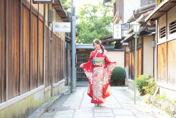海外観光客（インバウンド）向け豪華振袖ロケーション撮影の販売開始。千枚以上の中からお気に入りの1着を選んで最高の思い出に