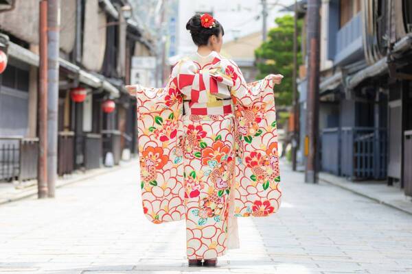 海外観光客（インバウンド）向け豪華振袖ロケーション撮影の販売開始。千枚以上の中からお気に入りの1着を選んで最高の思い出に