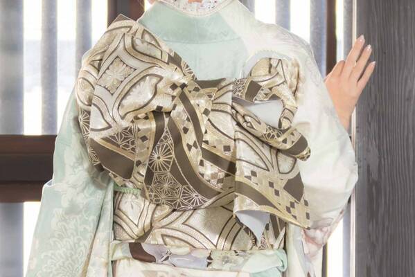 海外観光客（インバウンド）向け豪華振袖ロケーション撮影の販売開始。千枚以上の中からお気に入りの1着を選んで最高の思い出に