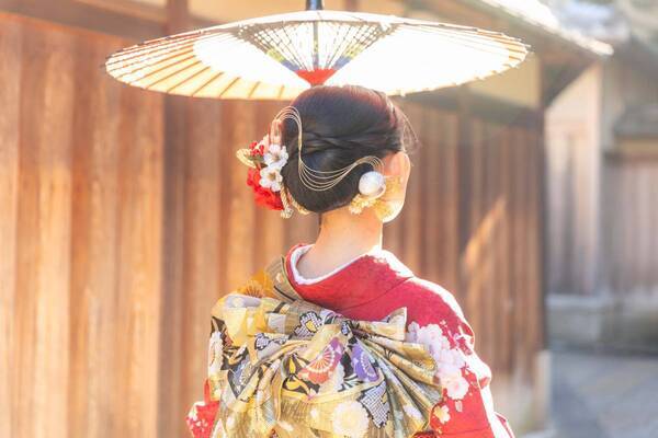 海外観光客（インバウンド）向け豪華振袖ロケーション撮影の販売開始。千枚以上の中からお気に入りの1着を選んで最高の思い出に