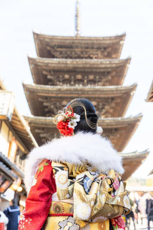 海外観光客（インバウンド）向け豪華振袖ロケーション撮影の販売開始。千枚以上の中からお気に入りの1着を選んで最高の思い出に