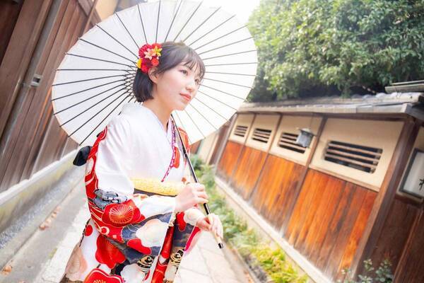 海外観光客（インバウンド）向け豪華振袖ロケーション撮影の販売開始。千枚以上の中からお気に入りの1着を選んで最高の思い出に