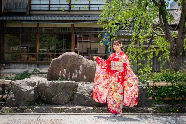 海外観光客（インバウンド）向け豪華振袖ロケーション撮影の販売開始。千枚以上の中からお気に入りの1着を選んで最高の思い出に