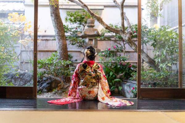 海外観光客（インバウンド）向け豪華振袖ロケーション撮影の販売開始。千枚以上の中からお気に入りの1着を選んで最高の思い出に