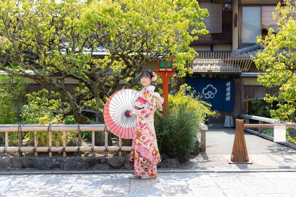 海外観光客（インバウンド）向け豪華振袖ロケーション撮影の販売開始。千枚以上の中からお気に入りの1着を選んで最高の思い出に