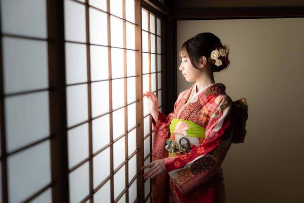 海外観光客（インバウンド）向け豪華振袖ロケーション撮影の販売開始。千枚以上の中からお気に入りの1着を選んで最高の思い出に