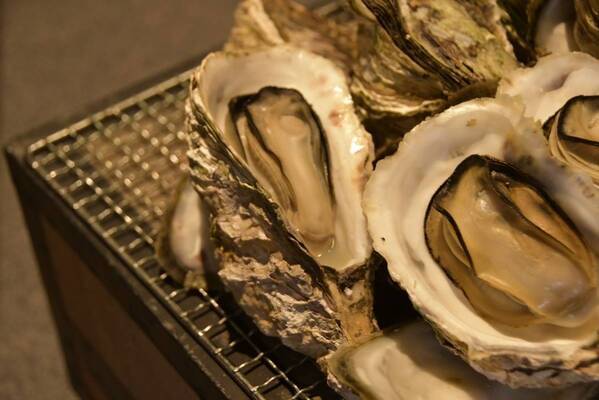 【伊根産 岩ガキ祭［12日間の期間限定］】『特別海鮮フェア』プランのご予約受付中 ～夕日ヶ浦温泉「時季を彩る 佳松苑」～