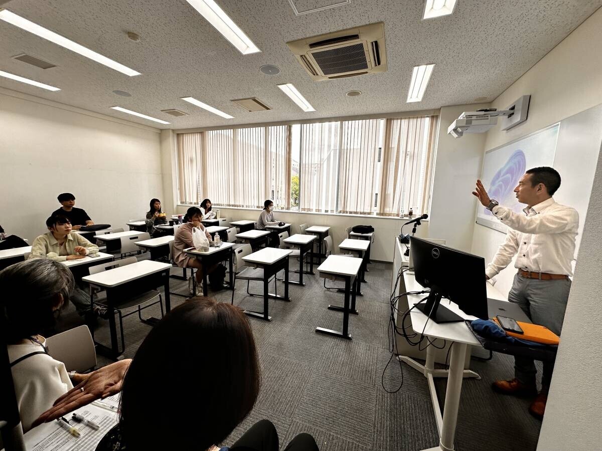 【京都外大】学生が祇園祭 前祭宵山で通訳案内ボランティアとして活躍