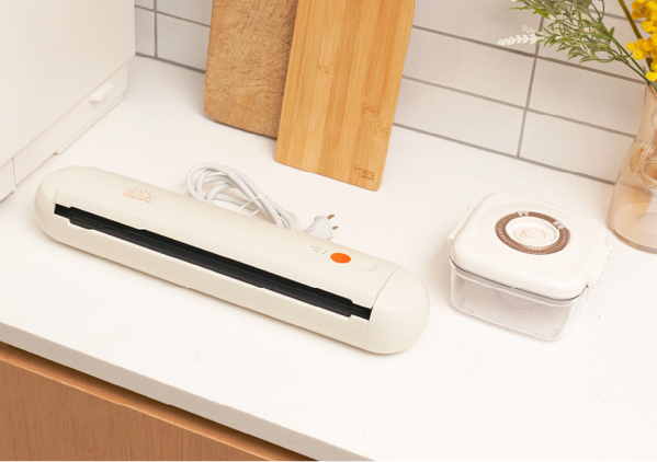 【新発売】5つの機能を1台に。簡単ワンタッチ・約30秒で、食材からお料理まで幅広く真空保存できる『tascaria 真空パック機』を5月10日（金）発売します！