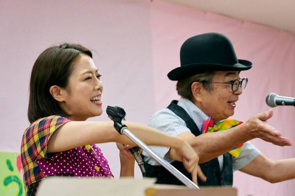 大和田獏と大和田美帆による親子ユニット「BAKUMIHO」が目黒区の志のぶ幼稚園にて母と子の集いにゲスト出演