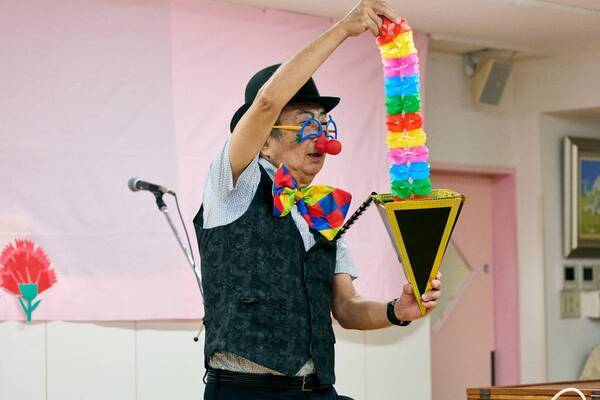 大和田獏と大和田美帆による親子ユニット「BAKUMIHO」が目黒区の志のぶ幼稚園にて母と子の集いにゲスト出演