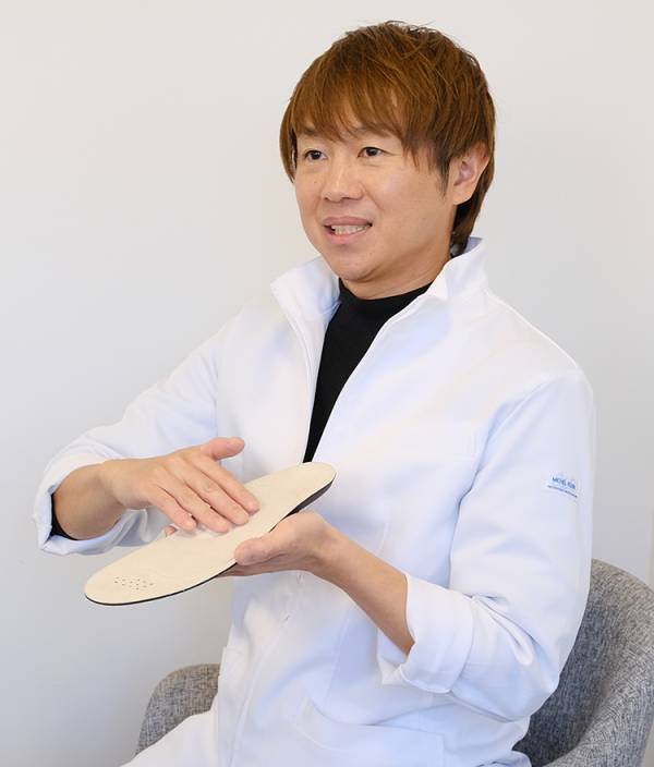 YouTube登録者数約136万人(※)のアピアランスTV美容整体師井上剛志さん監修のインソール『スリムアップインソール』5月12日（日）より新発売！ 入れて履いて歩くだけでスッキリ脚の姿勢美人へ！