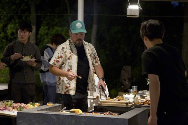 【BBQ&Co】炭火で焼き上げた骨付き肉と夏野菜、スパイシーなチョリソーが織りなす、夏限定メニュー「Rico Rico BBQ」を6月1日から販売開始！