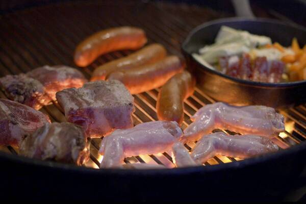 【BBQ&Co】炭火で焼き上げた骨付き肉と夏野菜、スパイシーなチョリソーが織りなす、夏限定メニュー「Rico Rico BBQ」を6月1日から販売開始！