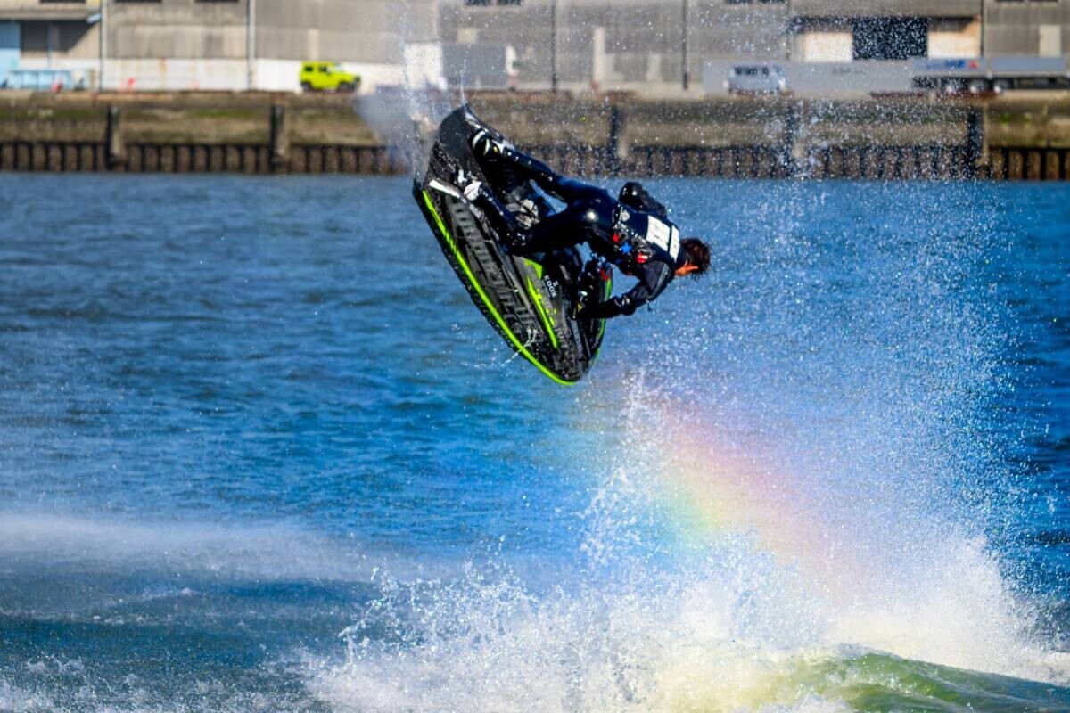 ダイバーズウォッチのパイオニア〈エドックス〉、プロ水上バイクライダーの山本汰司選手が6月6日にブランドアンバサダーに就任